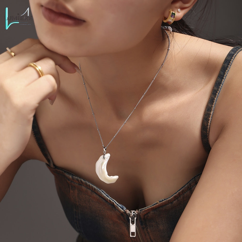 Shell irregular pendant collarbone necklace