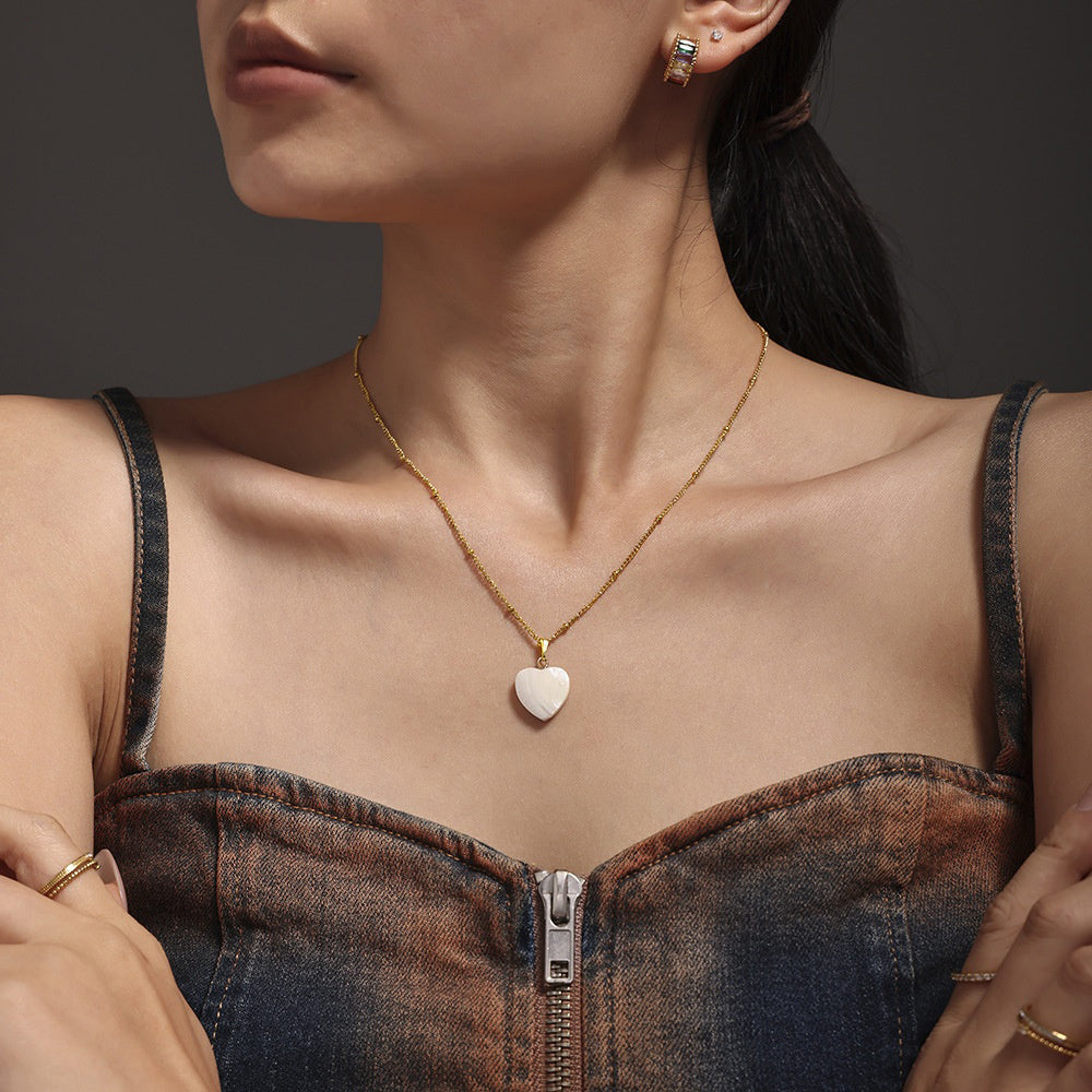 Stainless steel plated 18k gold heart-shaped shell pendant necklace