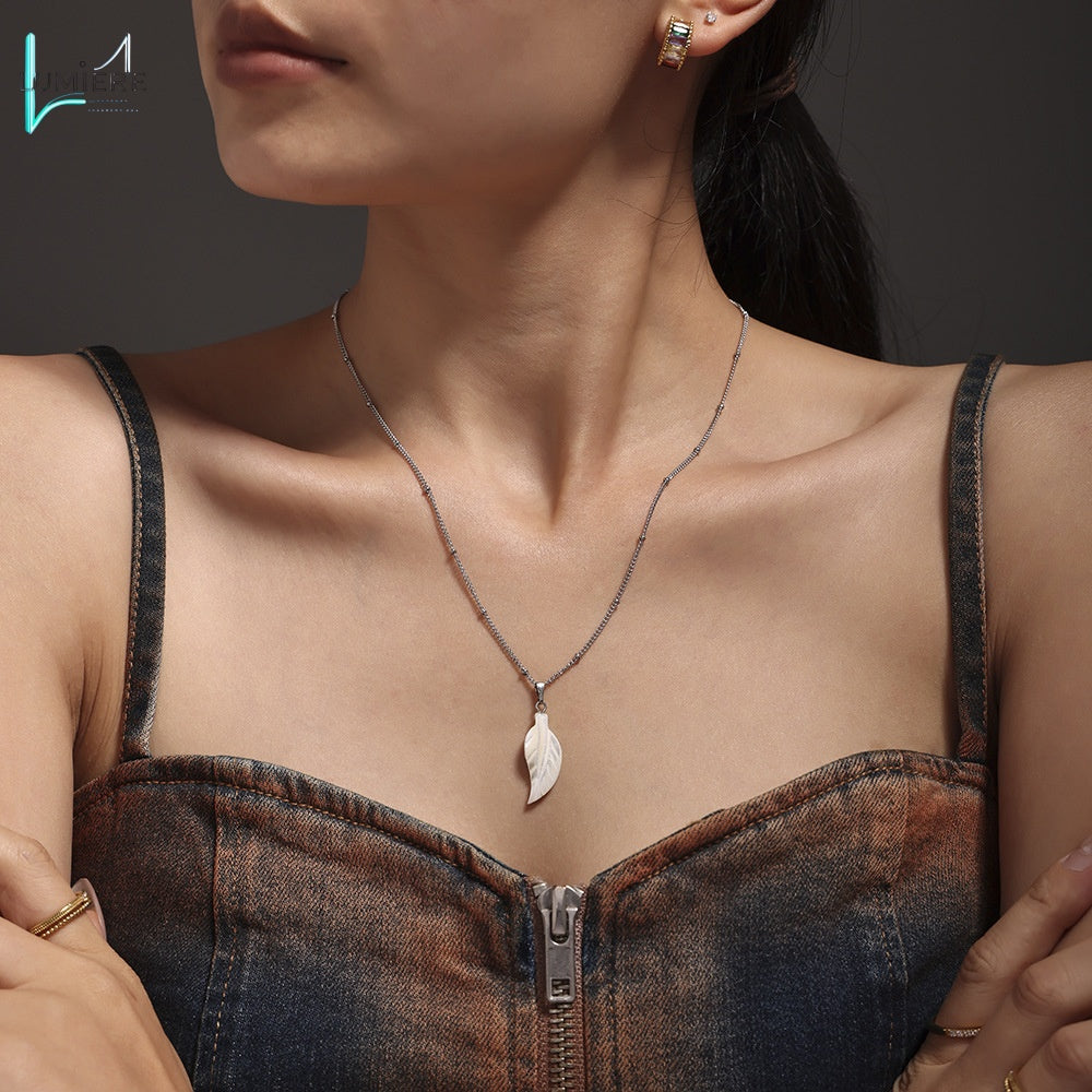 Shell irregular pendant collarbone necklace