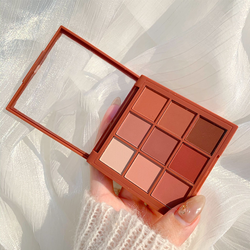Pumpkin-colored earth-tone matte eyeshadow